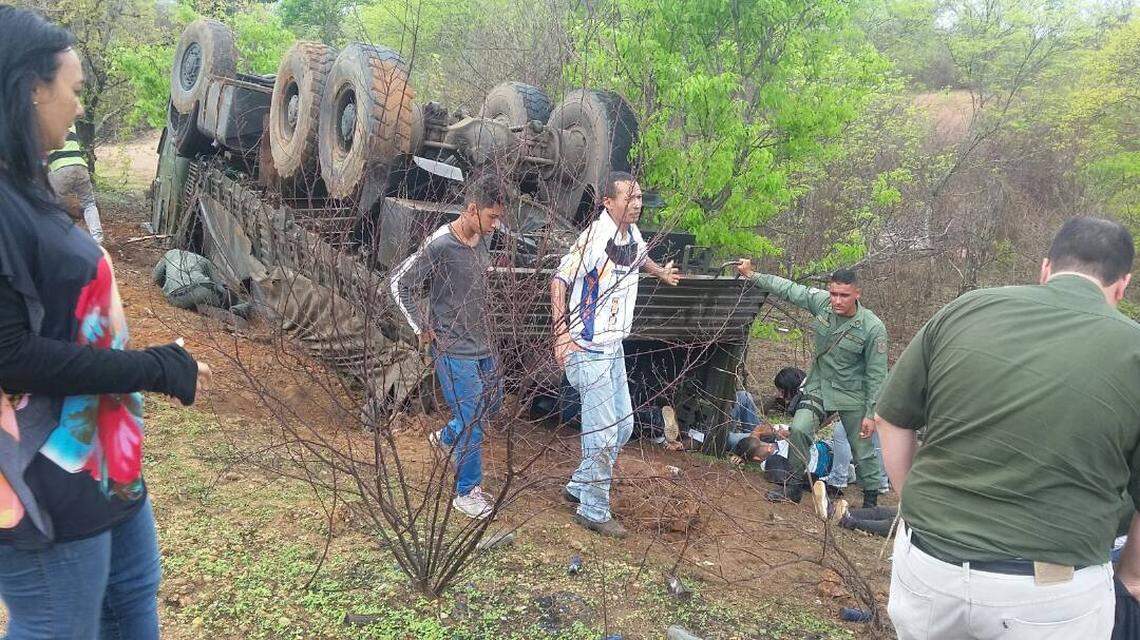 Rubén Chacín y Anderson Tamoy, dos estudiantes de la Universidad Nacional Experimental de las Fuerzas Armadas, fallecieron el 27 d ejunio cuando el camión de la Guardia Nacional en que viajaban se volcó. Posteriormente se determinó que al vehículo le faltaban dos neumáticos.