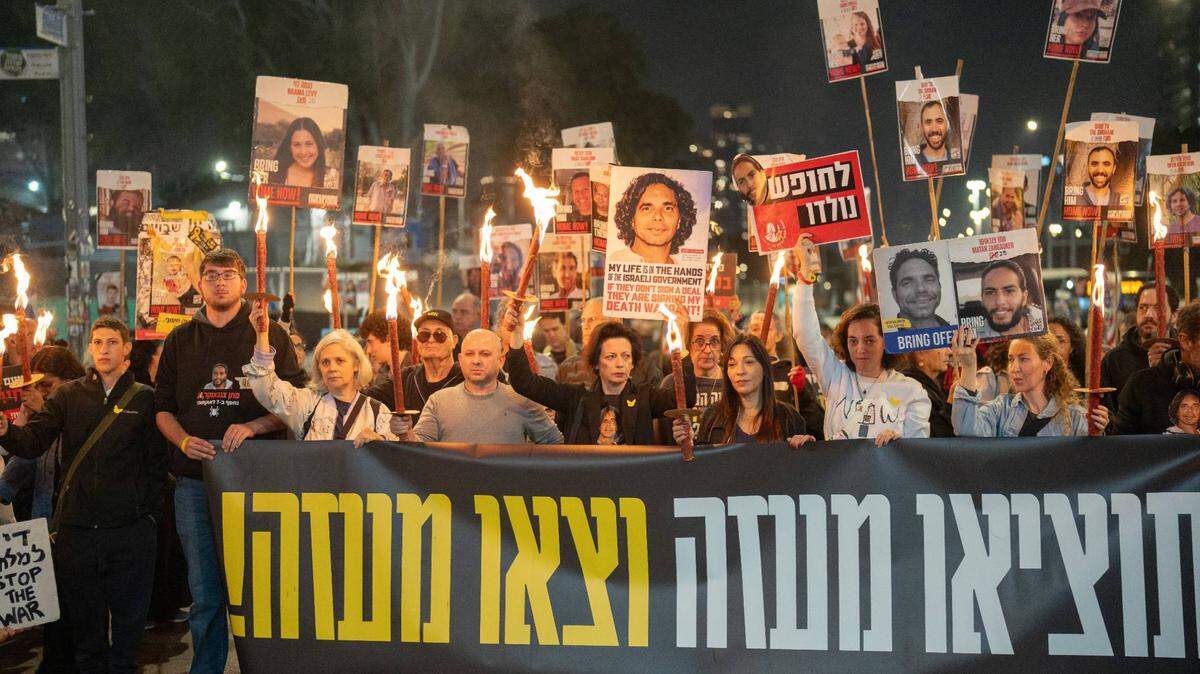 Manifestantes se reúnen el 15 de enero frente al Ministerio de Defensa de Israel, pidiendo la liberación de los israelíes secuestrados en Gaza desde octubre de 2023. La protesta se produce en medio de informes sobre un acuerdo de alto el fuego entre Israel y Hamás, que incluye la liberación de rehenes, según funcionarios de Hamás, Estados Unidos y otros mediadores.