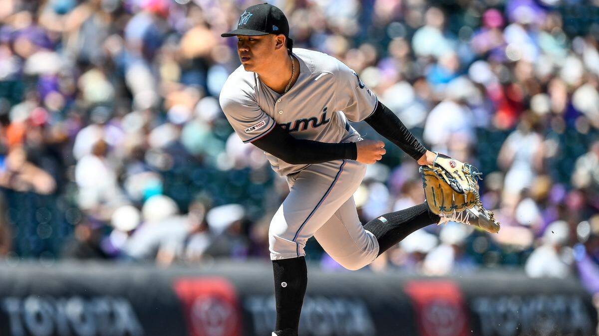 El abridor de los Marlins Jordan Yamamoto lanzó cinco entradas y dos tercios y permitió dos carreras a la tanda de los Rockies, en el partido celebrado el 18 de agosto de 2019 en Denver, Colorado.