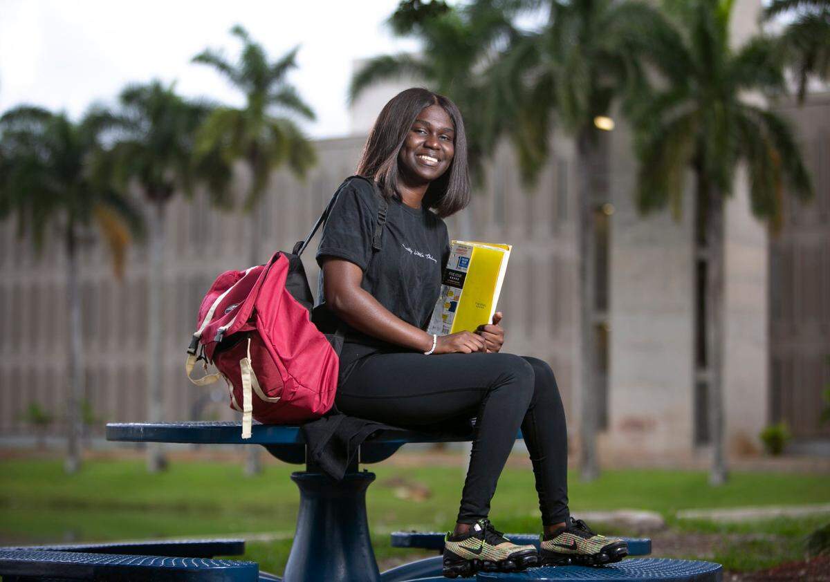 Deandra Joseph, de 24 años, fue la primera de su familia en graduarse de la secundaria, y se graduará del Miami Dade College al final del semestre de primavera de 2022. Joseph está agradecida con los donantes del Wish Book que dieron el dinero que la ha ayudado a atravesar un momento difícil en su joven vida. Joseph recibió ropa y fondos para libros que la ayudarán a obtener su título.