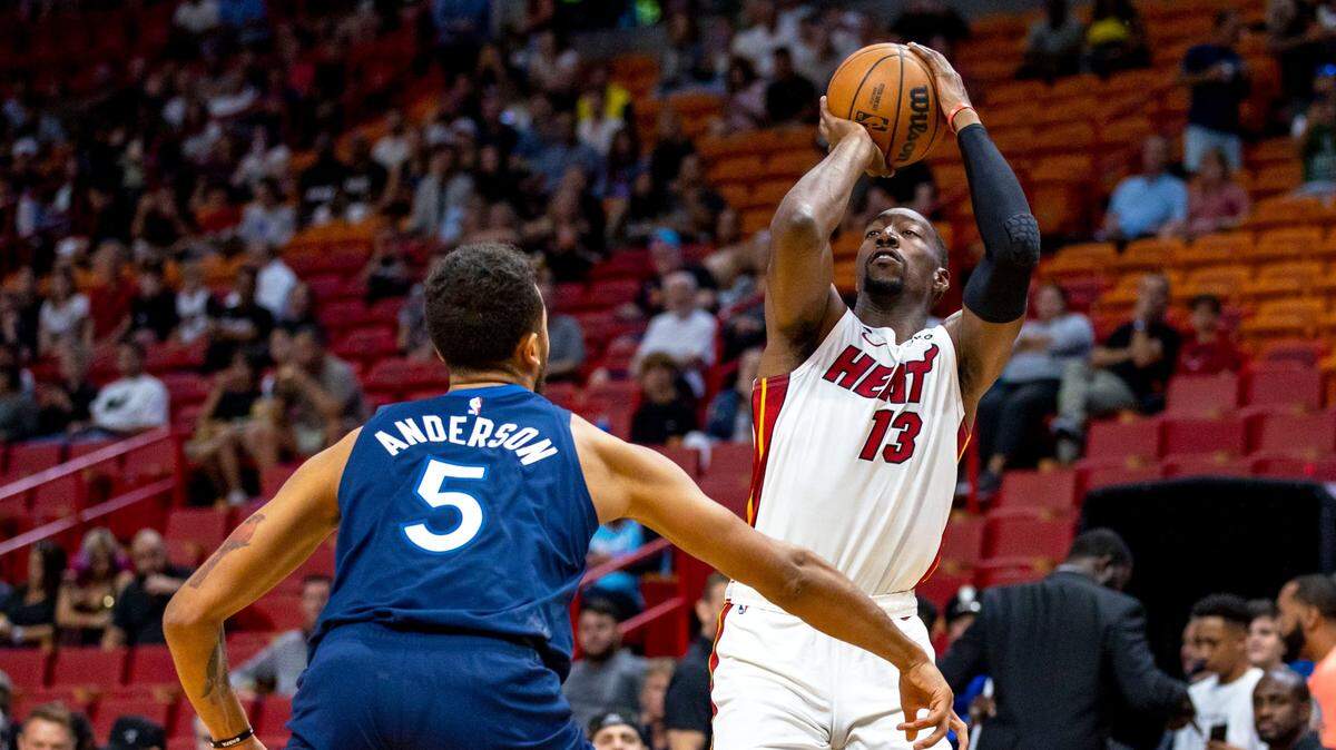 El centro del Heat Bam Adebayo tira al aro ante la marca de Kyle Anderson, de los Timberwolves de Minnesota, en la primera mitad del partido de pretemporada, celebrado el 4 de octubre de 2022 en Miami.