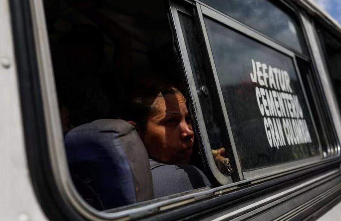 Una mujer viaja en un autobús el 8 de junio de 2018, en Caracas (Venezuela).