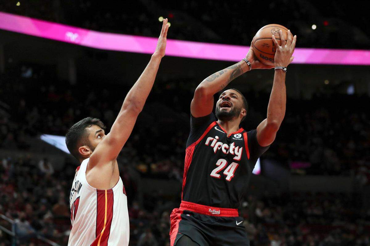 El centro del Heat Omer Yurtseven trata de bloquear el tiro de Norman Powell, de los Trail Blazers, en el partido celebrado el 5 de enero de 2022 en Portland.