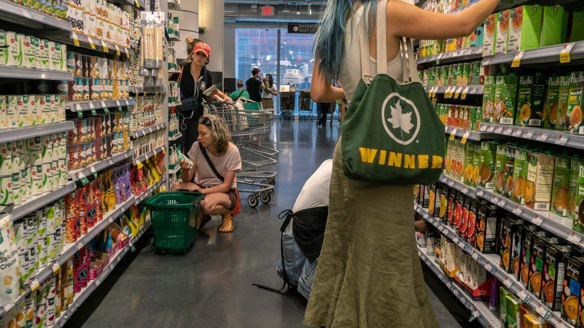 El informe de la inflación en Estados Unidos para el mes de mayo es mejor a lo esperado ya que descendió a 3.3%, cuando los analistas preveían que iba a subir 0.1%. En la foto, varias personas hacen sus compras en un supermercado Whole Foods en Nueva York, el domingo 9 de junio de 2024.