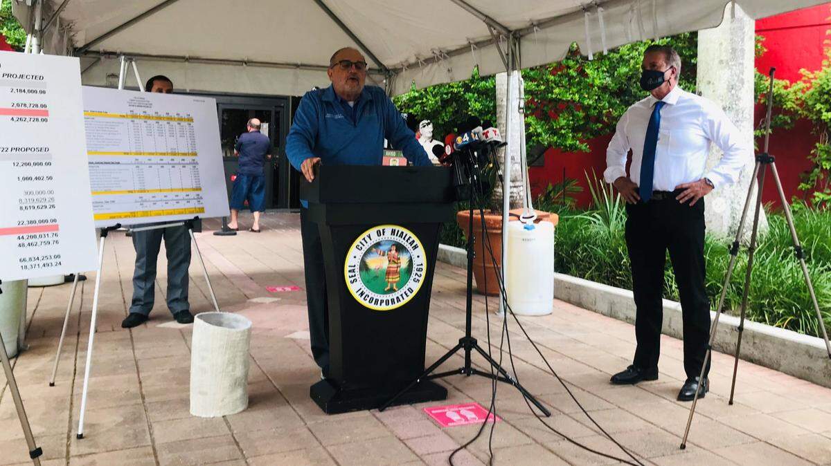 El director de Obras Públicas de Hialeah, Armando Vidal, muestra parte del plan de inversión municipal. A la derecha el alcalde Carlos Hernández.