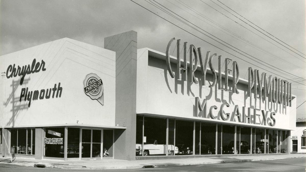 Imagen del concesionario Chrysler Plymouth de McGahey en Coral Gables, diseñado por Edwin T. Reeder Associates.