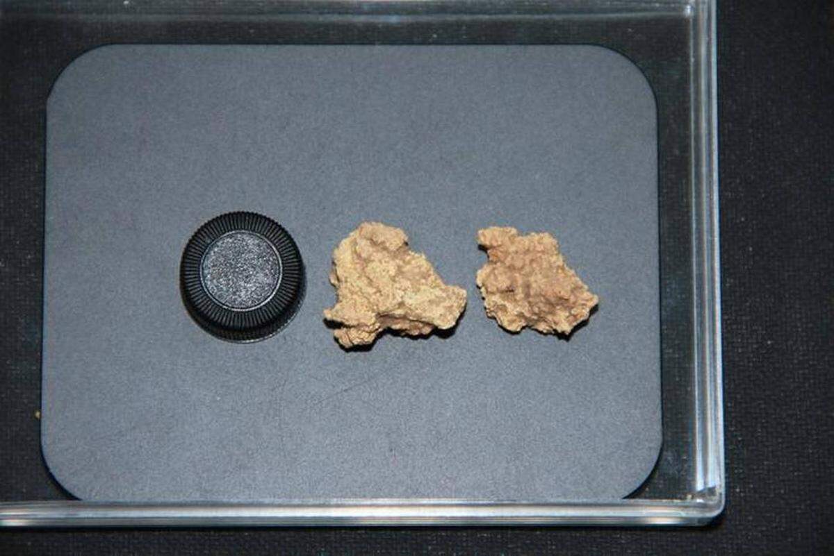 Tres muestras del queso más antiguo del mundo encontrado en momias en Xinjiang.