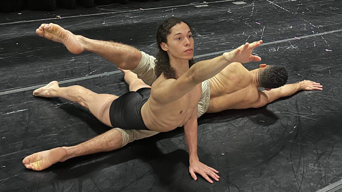 David Jewett y Anthony Velázquez (de espaldas), bailarines de Dance NOW! Miami, ensayando el ballet “The Relativity of Icarus”, coreografía de Gerald Arpino en montaje de Cameron Basden. 