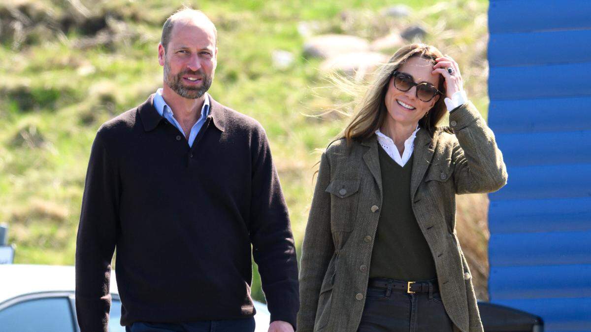 El príncipe y la princesa de Gales, se reunieron con quienes dirigen el servicio público de ferry, así como con miembros de la comunidad que lo utilizan, antes de tomar el ferry hacia la isla de Iona, en el último día de la visita real a la isla de Mull.