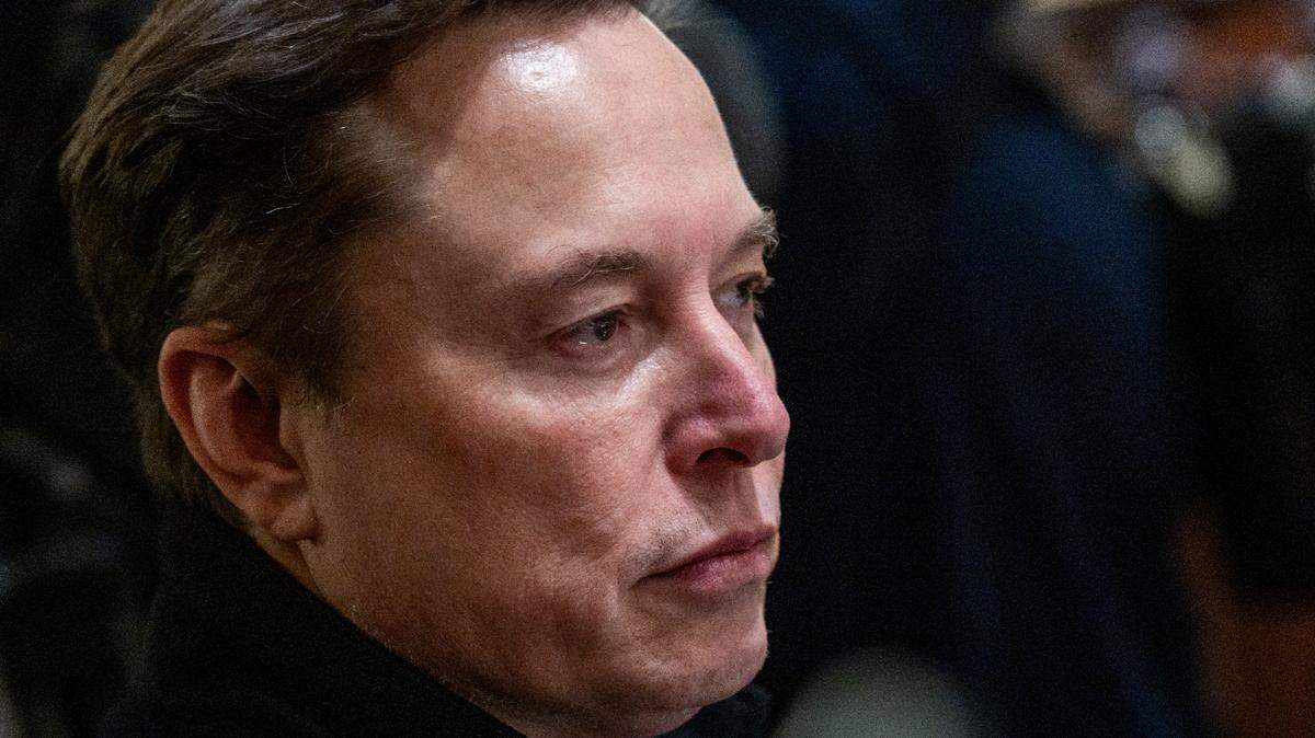 Elon Musk, presidente y CEO de Tesla, asiste a una reunión de Gabinete del presidente Donald Trump, en la Casa Blanca, Washington, DC, el 10 de abril de 2025. La cercana relación entre Musk y Trump ha golpeado la imagen de Tesla, que ha visto caer las ventas en Europa en un 36%, de acuerdo a un reporte del jueves 24 de abril de 2025.