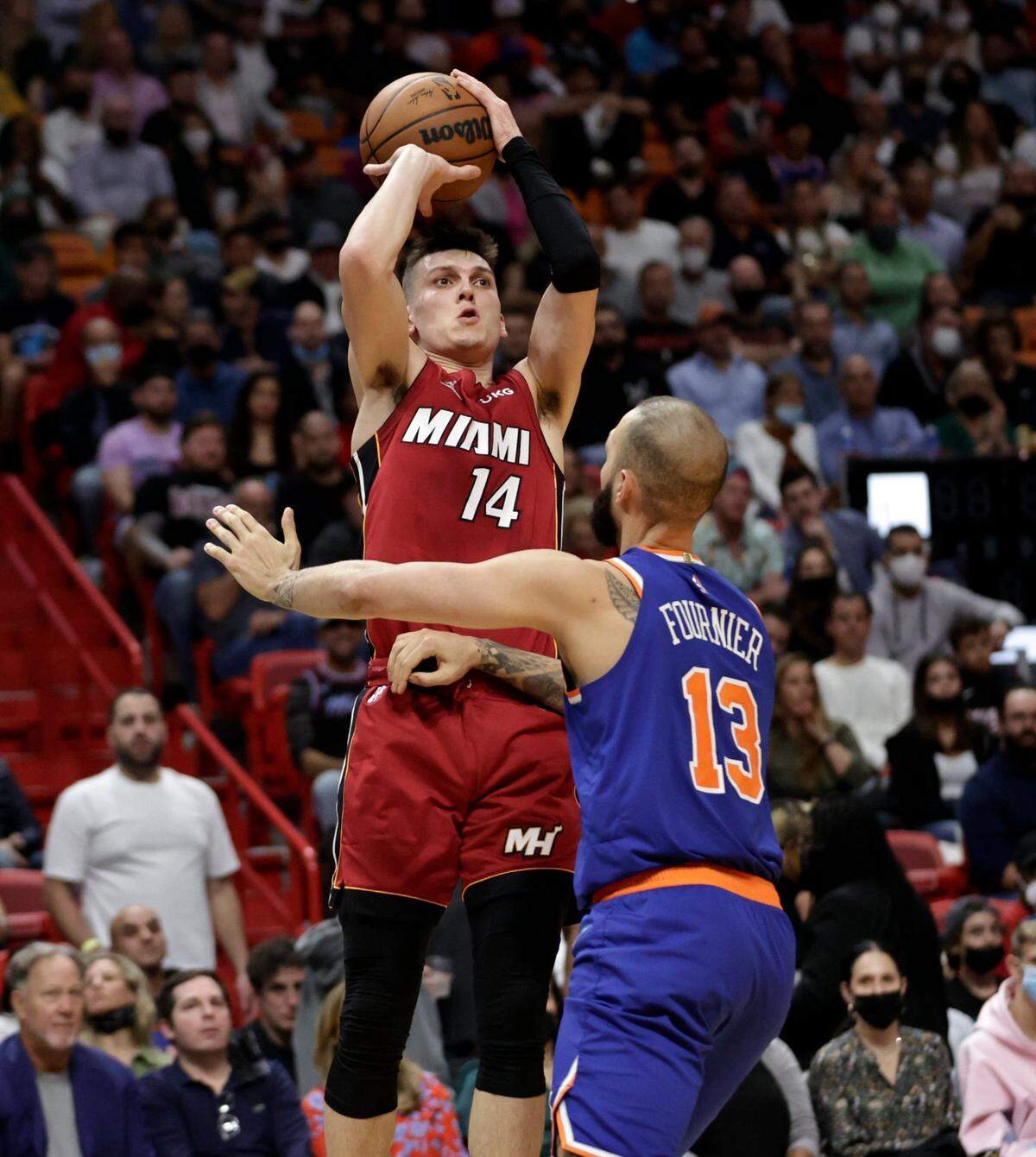 El jugador del Heat Tyler Herro tira al aro ante la marca de Evan Fournier, de los Knikcs de New York, en el partido celebrado el 26 de enero de 2022. en Miami.