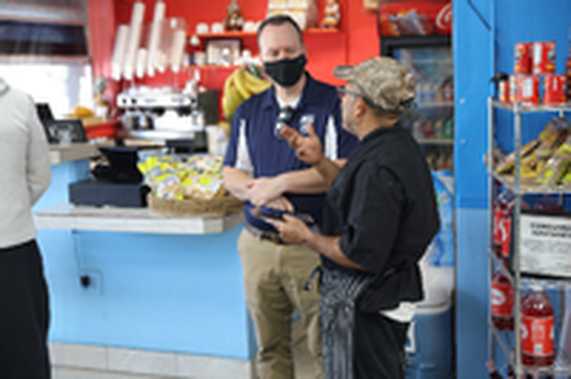 Los negocios del sur de la Florida pueden recibir talleres gratuitos sobre finanzas, mercadeo y consejería para obtener préstamos, en Florida Small Business Development Center de la Escuela de Negocios de FIU. En la foto, Brian Van Hook, director regional de Florida SBDC, conversa con un empresario.