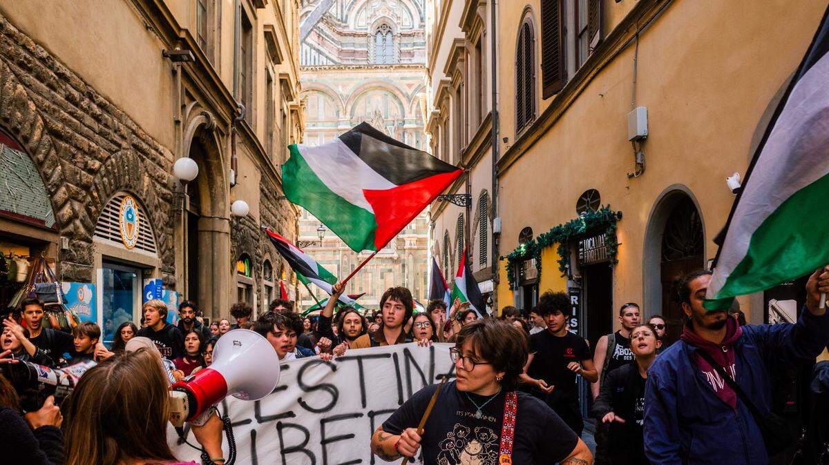 Cientos de manifestantes, algunos con banderas palestinas, protestan contra la intercepción por parte del gobierno israelí de la flotilla Global Sumud, cuya meta era entregar ayuda humanitaria para Gaza, el jueves 2 de octubre de 2025, en Florencia, Italia.