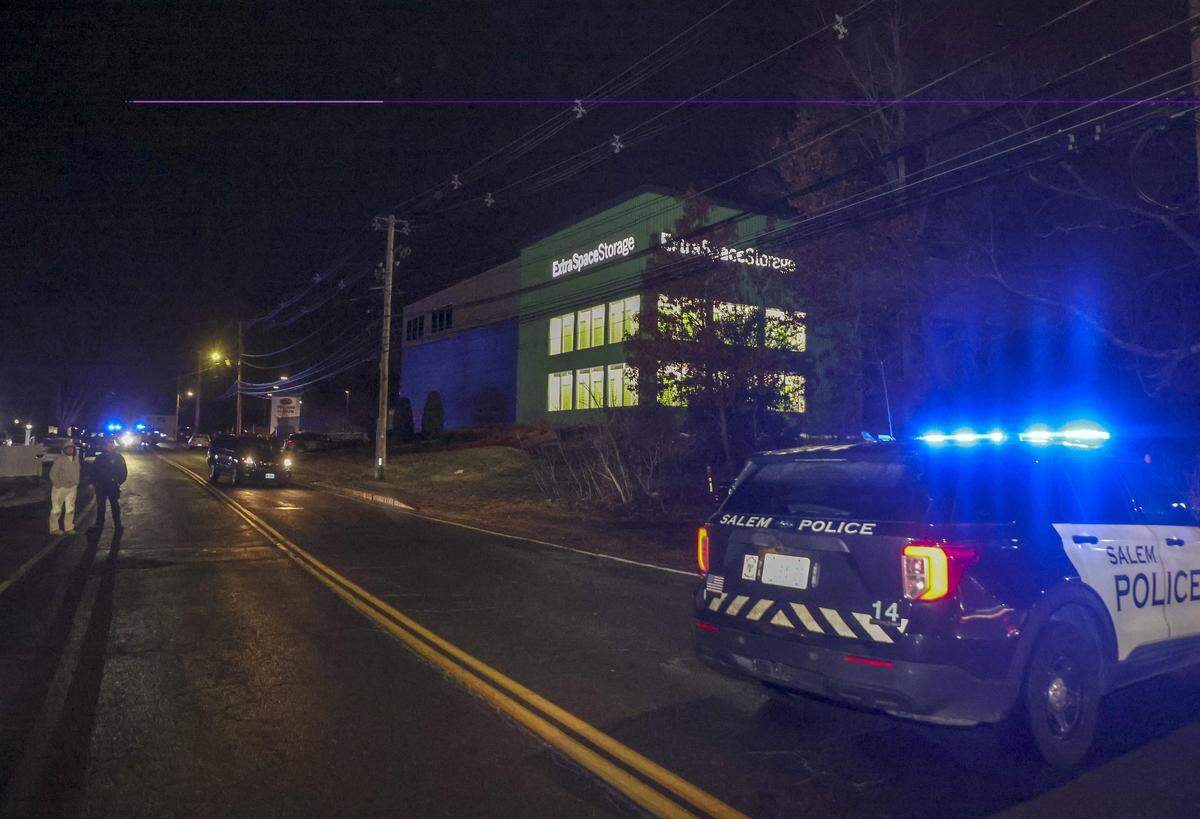 Policías en el lugar de los hechos en las instalaciones de Extra Space Storage en Salem, New Hampshire, la noche del jueves 18 de diciembre de 2025, donde fue encontrado muerto el sospechoso del tiroteo en la Universidad de Brown.