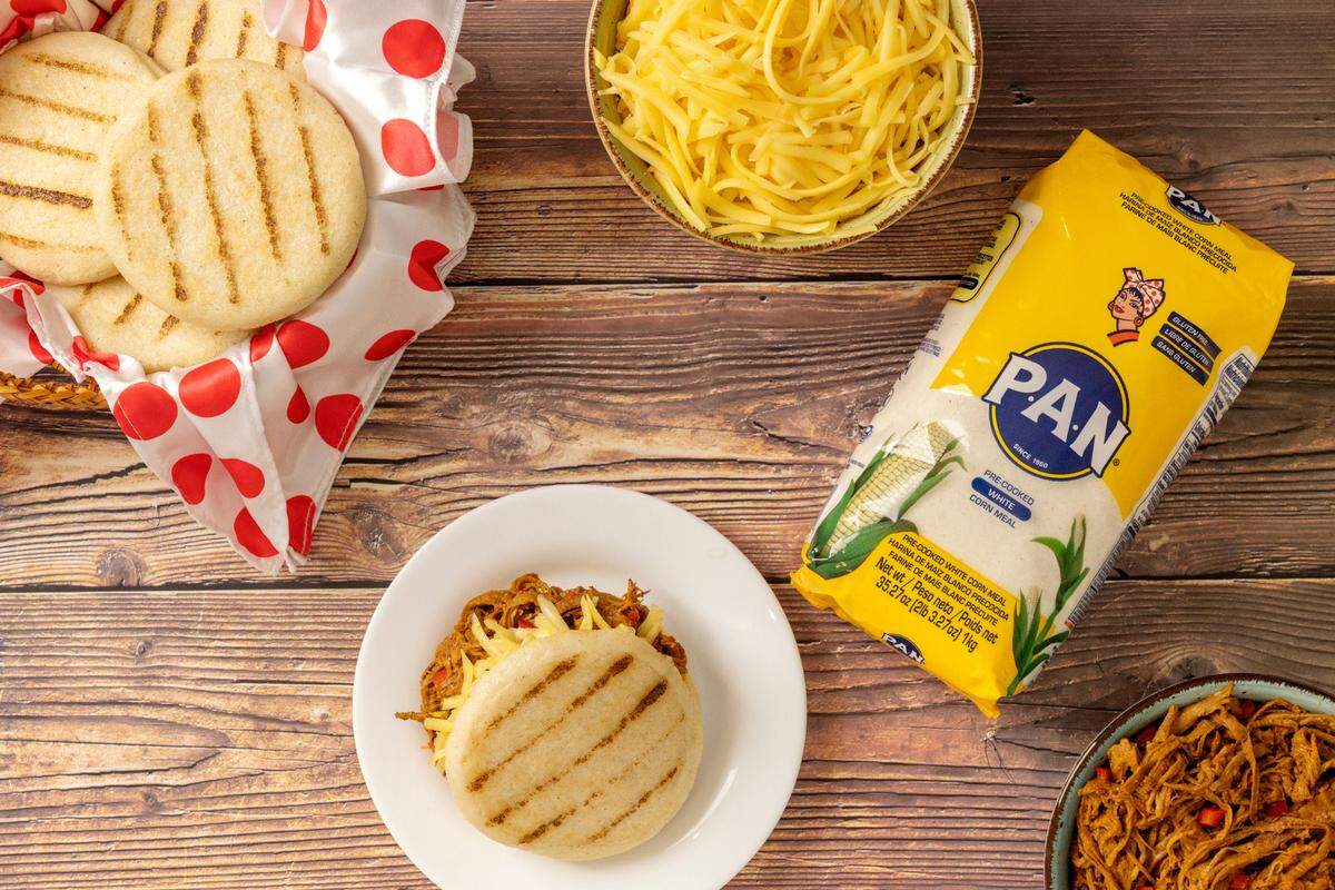 Venezolanos riden tributo a nivel internacional a la reina de su gastronomía: la arepa.