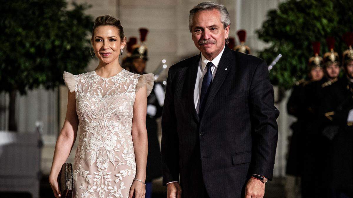 Llegada de Alberto Fernández(R), Presidente de la Nación Argentina y Fabiola Yáñez(L), Primera Dama de Argentina a la cena de clausura del Foro de Paz de París en el Palacio del Elíseo. 