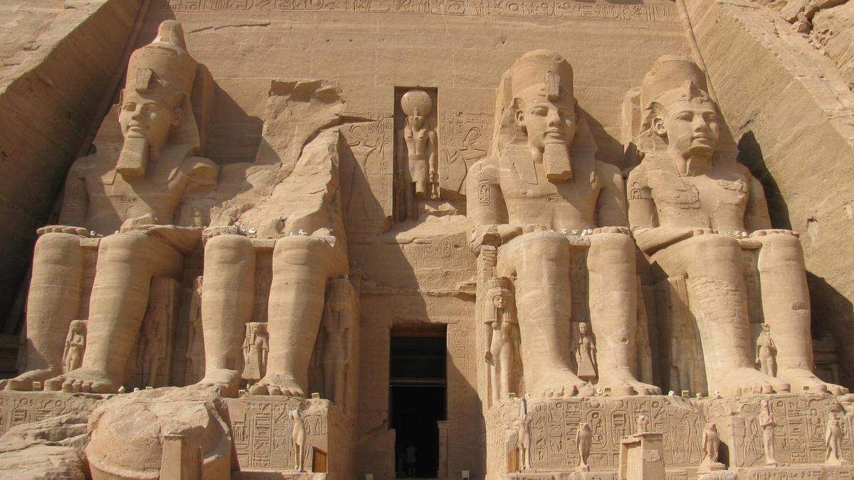 Los monumentales templos de Abu Simbel, de mas de 65 pies de alto, tallados en la roca, exhiben en la entrada gigantescas figuras de Ra-Horakhty, el adorado Ramesses y los dioses Amun Ra y Ptah.