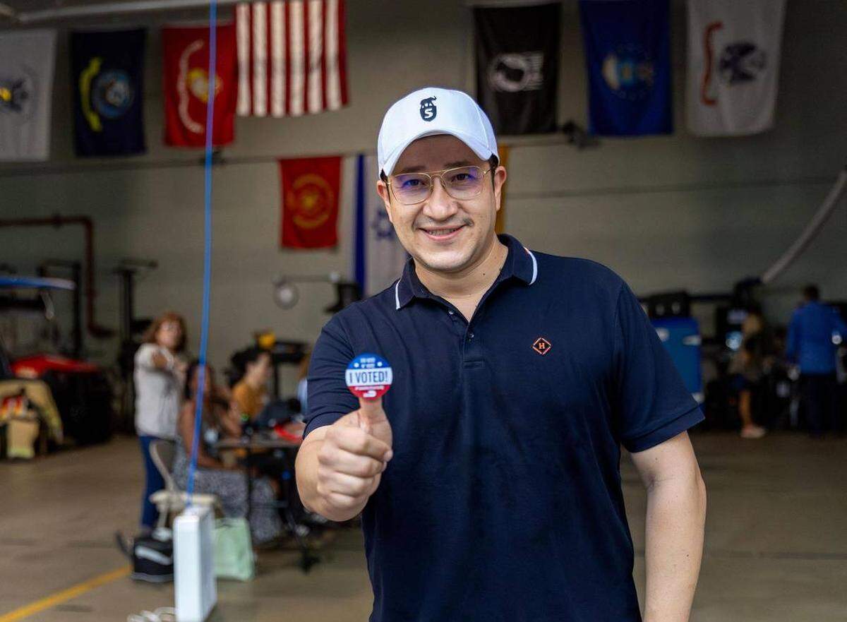 El residente de Miami Beach Jr. Lilchin posa con una calcomanía de “¡Yo voté!” después de votar en la Estación de Bomberos #4 de Miami Beach el martes 5 de noviembre de 2024, en Miami Beach, Florida. David Santiago dsantiago@miamiherald.com
