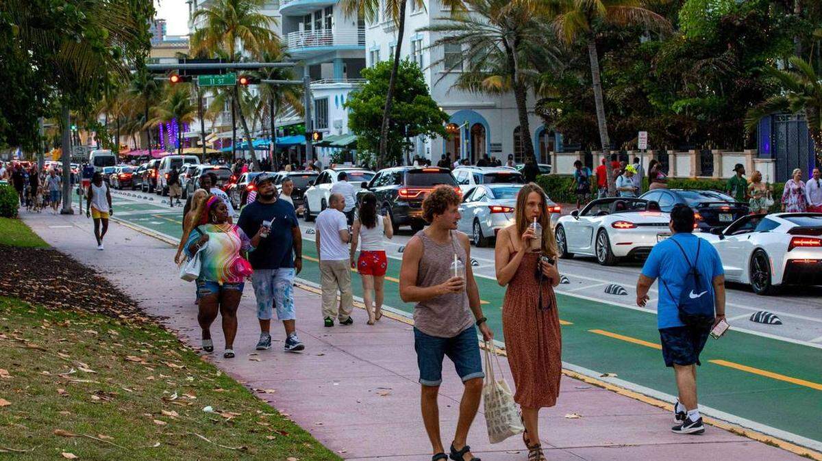 Visitantes pasean por Ocean Drive durante del Día de Recordación en Miami Beach, Florida, el sábado 28 de mayo de 2022.