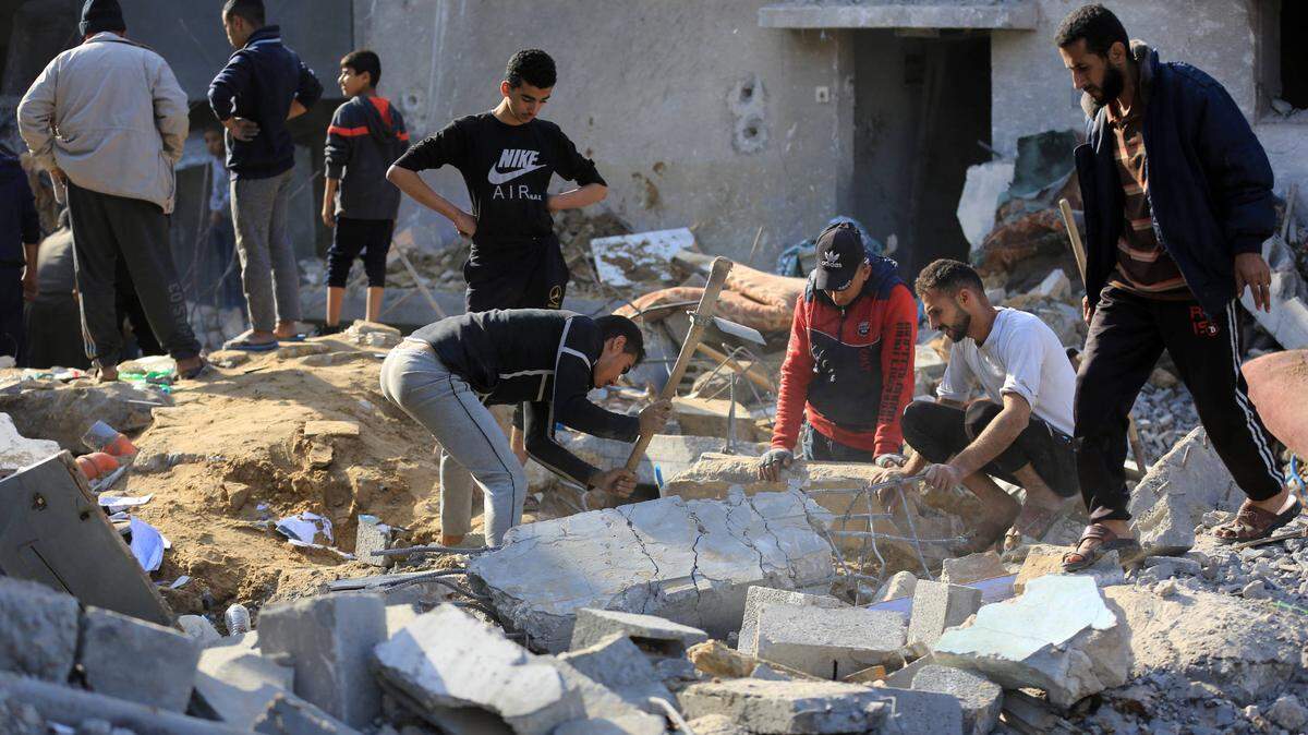 Vista de un edificio destruido por un bombardeo israelí en Al-Breij, Franja de Gaza, el lunes 4 de diciembre de 2023.