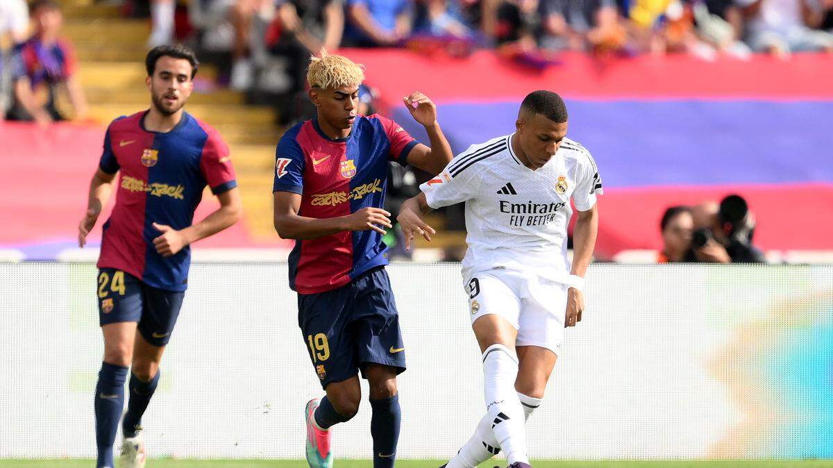 La gran duda de la Supercopa de España entre Barcelona y el Real Madrid es si el estelar delantero merengue Kylian Mbappé (der.) podrá jugar el domingo en Arabia Saudí.