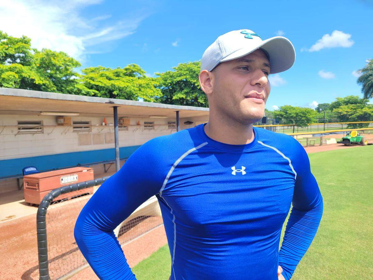 Quien ve una foto de Gustavo Urgellés antes de salir de Cuba y una actual en los terrenos de Miami-Dade, no lo reconoce. El receptor habanero parece cambiado por completo, con un físico más compacto y un crecimiento de masa muscular.