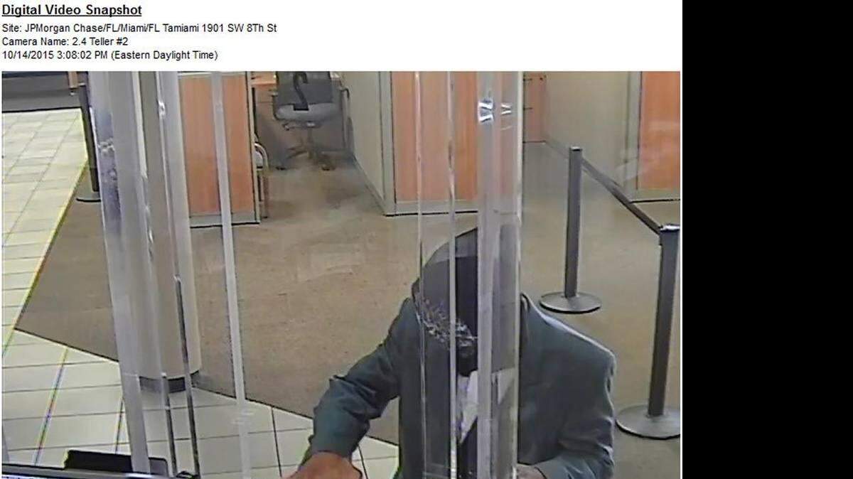 El hombre, vestido con una chaqueta azul, pantalones negros y zapatillas deportivas, se acercó a un cajero del Chase Bank y le exigió que le diera dinero.