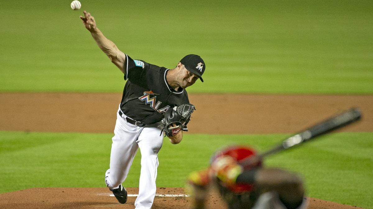 El pitcher abridor de los Marlins Trevor Richards maniató a la ofensiva de los Filis este sábado en Miami.