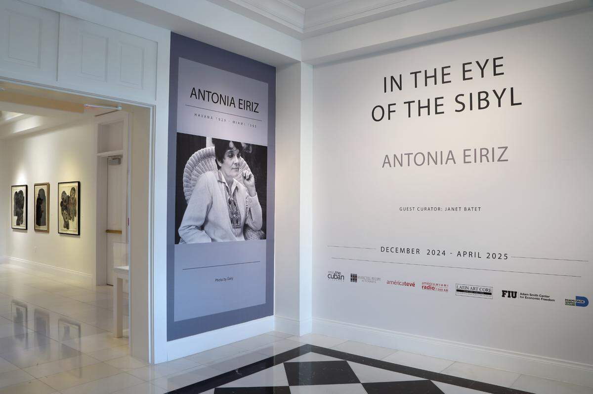 Obras en sala de la exhibición “Antonia Eiriz. En el ojo de la sibila” en el Museo Americano de la Diáspora Cubana.