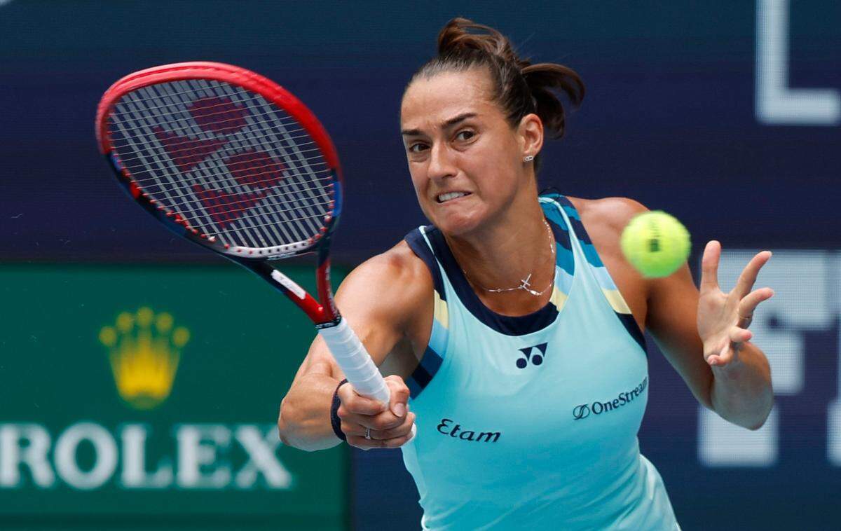 La francesa Caroline García devuelve una pelota ante la estadounidense Danielle Collins, en el partido del Miami Open celebrado el miércoles en el Hard Rock Stadium en Miami Gardens, Florida.