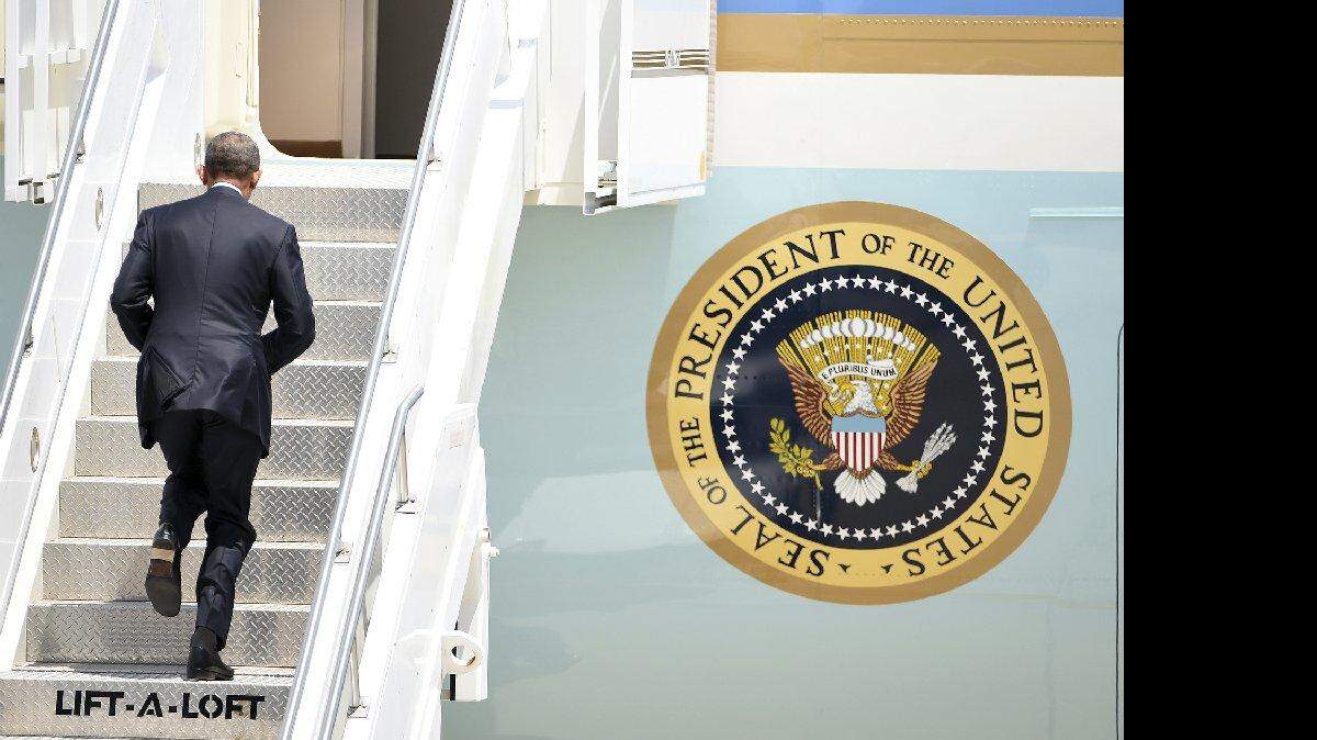 El presidente de Estados Unidos, Barack Obama, sube al Air Force One en la Base Aérea de la Guarda Nacional en Pennsylvania el 21 de julio.