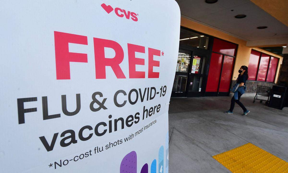 Los investigadores en salud pública recomiendan seguir la guía de los CDC para obtener las últimas vacunas contra covid y la influenza para evitar hospitalizaciones y muertes por estas enfermedades y reducir las posibilidades de enfermarse.&nbsp;