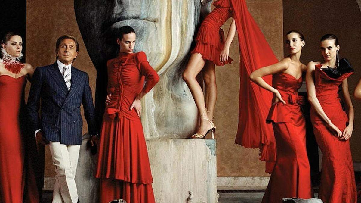 Valentino en una imagen promocional de ‘Valentino: el último emperador’, con modelos vistiendo diseños ‘rojo Valentino’. 