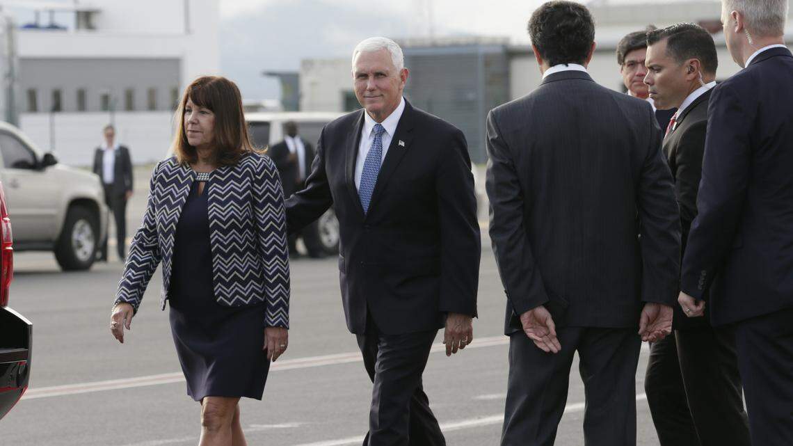 El vicepresidente Mike Pence y su esposa, Karen, llegan de Brasil al Aeropuerto Mariscal Sucre de Quito, Ecuador, durante la segunda parte de su visita a varios países latinoamericanos, el miércoles 27 de junio.