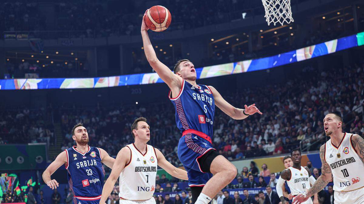 El jugador de Serbia Nikola Jovic (centro) clava la pelota en el partido contra Alemania, en la final del Mundial de basquetbol celebrado el 10 de septembre de 2023 en Manila, Filipinas.