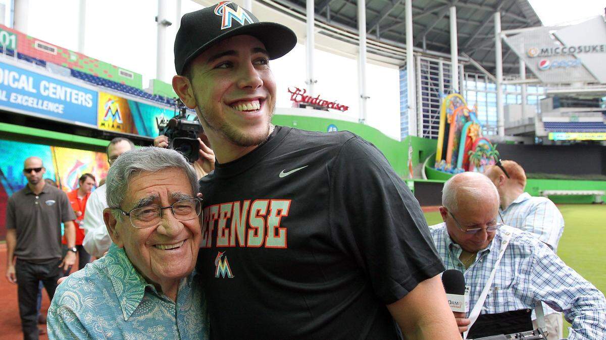 José Fernández, lanzador estrella de los Miami Marlins, habla con la voz de la radio en español de los Marlins, Rafael “Felo” Ramírez, después de una sesión de lanzamiento abierta a los medios el viernes 3 de octubre de 2014, en el Marlins Park de Miami, como parte de su programa de recuperación de la cirugía Tommy John en su codo derecho el 16 de mayo del mismo año.