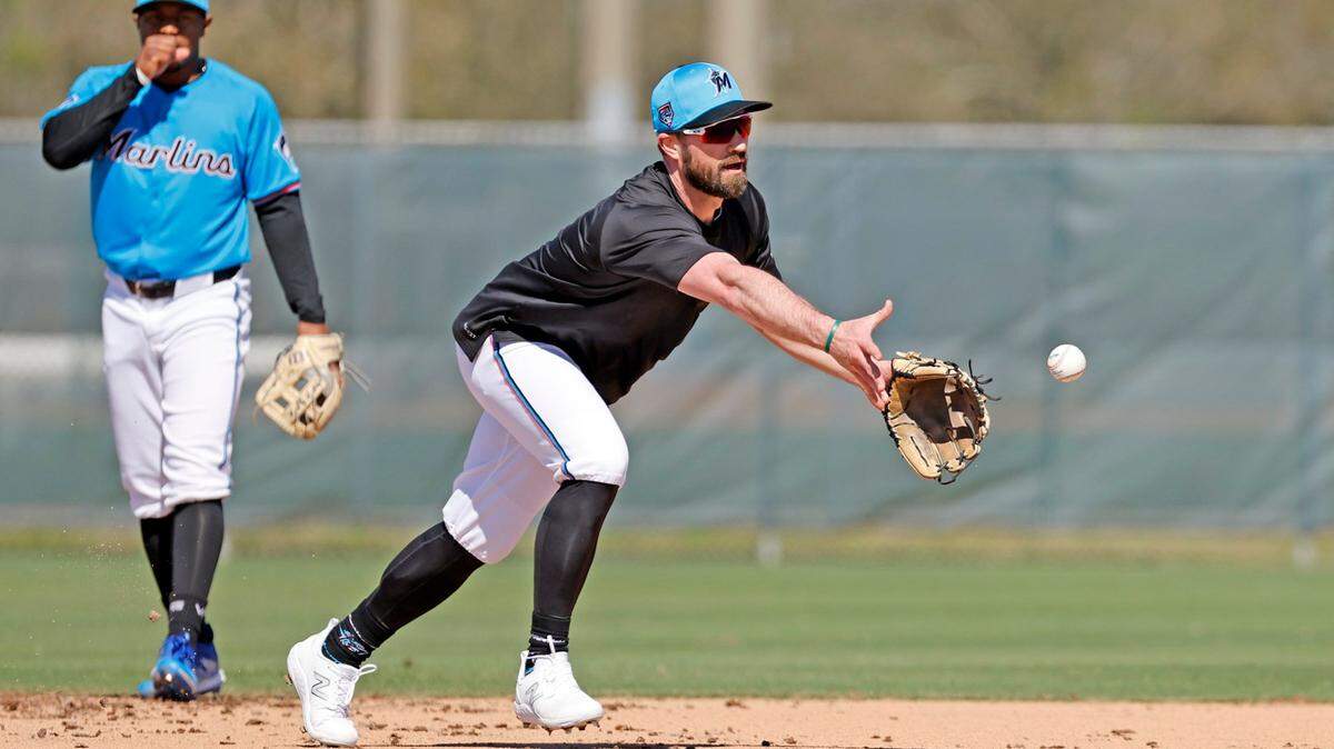 El utility de los Marlins Jon Berti tira a segunda base en una práctica en la pretemporada, el 20 de febrero de 2024 en Jupiter, Florida.