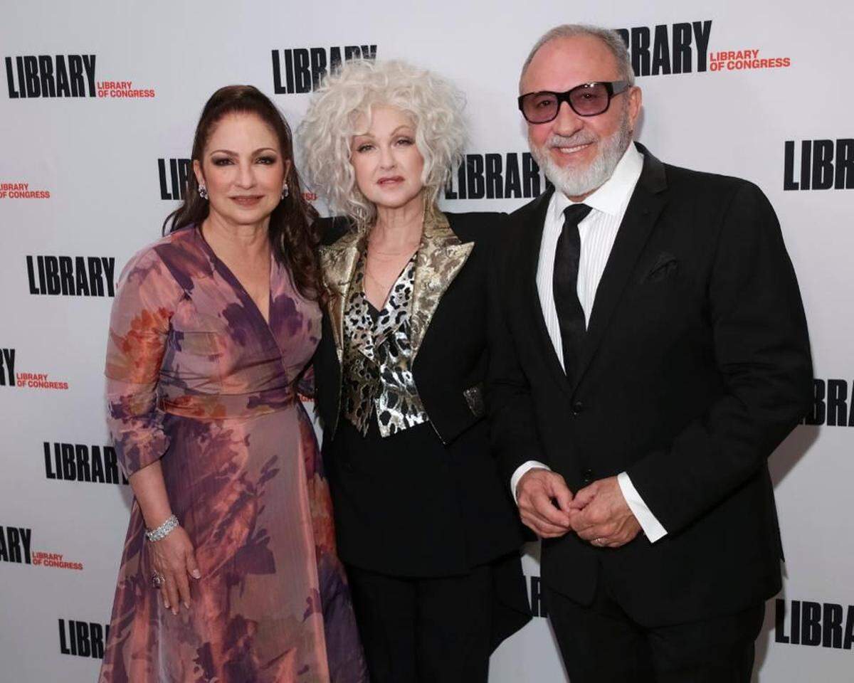 Gloria Estefan, con Cyndi Lauper y Emilio Estefan, usó un vestido de Rene Ruiz Collection para recibir el premio Gershwin Prize for Popular Son de la Biblioteca del Congreso, en marzo, en Washington, D.C.