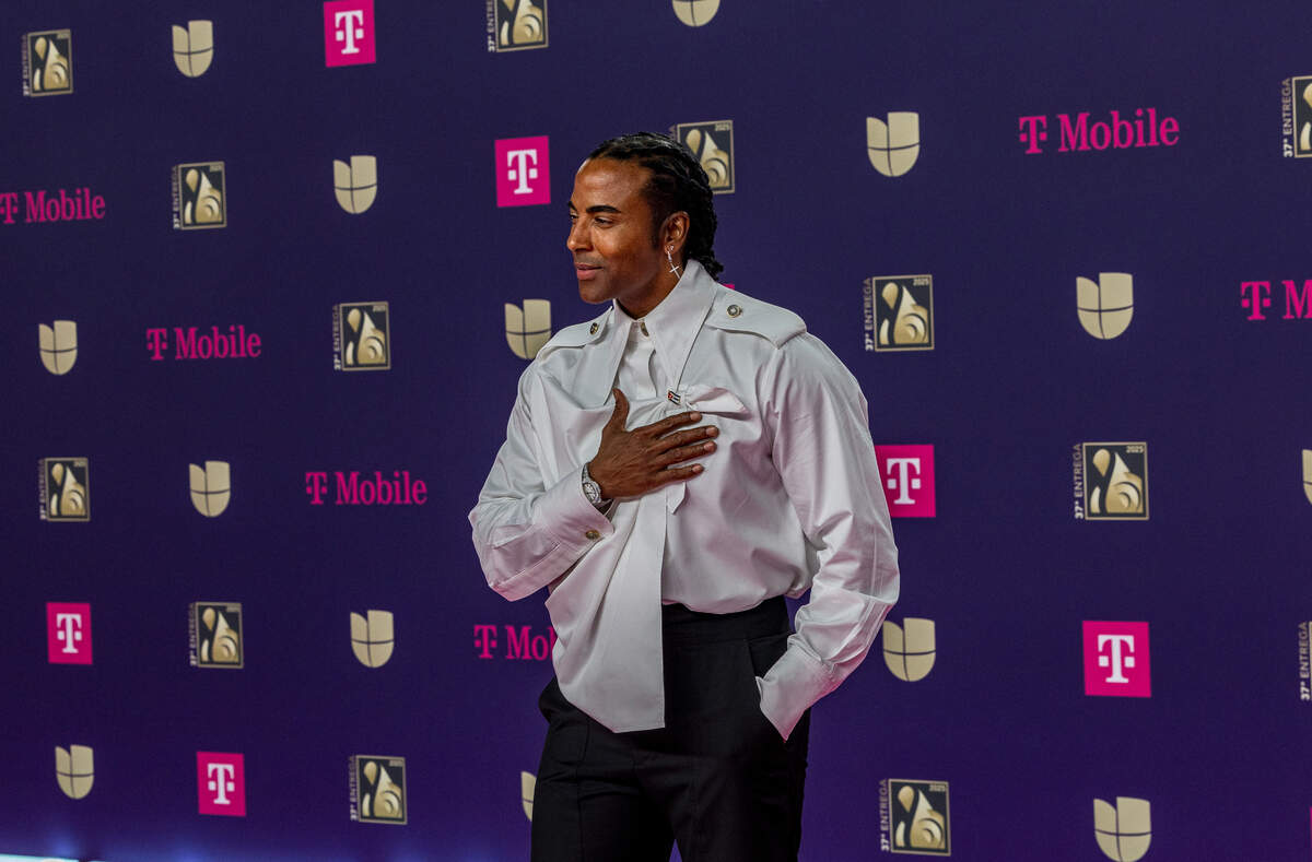 El artista cubano Yotuel reacciona a su llegada a la alfombra magenta de Premio Lo Nuestro 2025, celebrado en el Kaseya Center, en Miami, el jueves 20 de febrero de 2025.