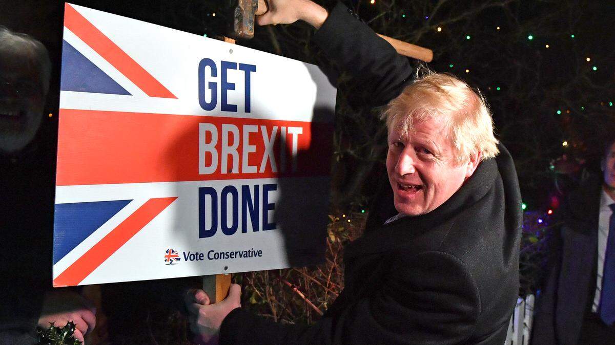 ARCHIVO - En esta foto de archivo del miércoles 11 de diciembre de 2019, el primer ministro británico y líder del partido conservador, Boris Johnson, posa mientras clava un letrero que dice “Get Brexit Done” en el jardín de un partidario, en Benfleet, Inglaterra. (Ben Stansall / Pool Photo vía AP)