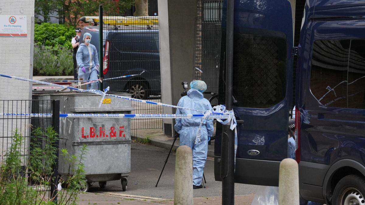 Oficiales forenses en Shepherd’s Bush, al oeste de Londres, después de que se encontraran restos humanos en dos maletas en Bristol.