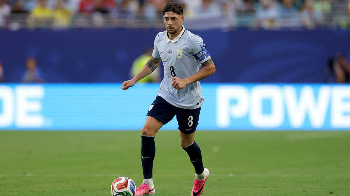 El jugador de Uruguay Federico Valverde conduce el balón ante Cabo Verde, en el partido del Grupo H celebrado el 21 de junio de 2026 en Miami.