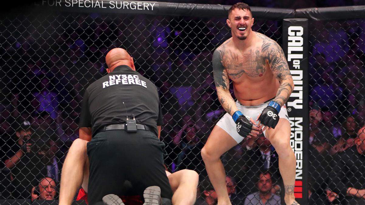 Tom Aspinall (der.) reacciona tras vencer a Sergei Pavlovich durante la cartelera de la UFC 295, celebrada el 11 de noviembre de 2023 en el Madison Square Garden.