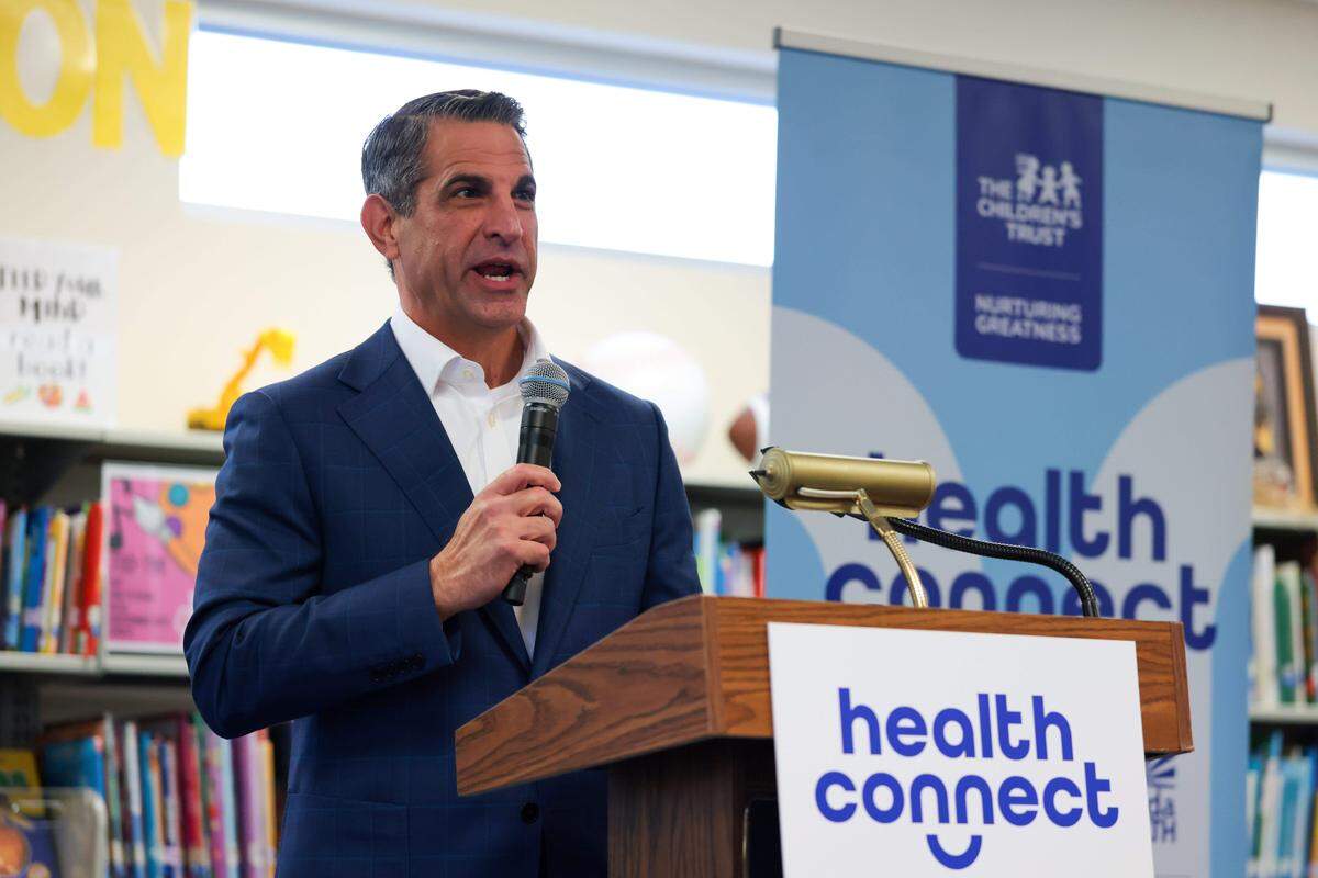 James R. Haj, presidente y director ejecutivo de The Children’s Trust, anuncia la expansión de HealthConnect, que brinda atención médica, dental y oftalmológica gratuita en 283 escuelas públicas del Condado Miami-Dade. Habla durante una conferencia de prensa en la Escuela Primaria Spanish Lake en Hialeah, Florida, el martes 13 de enero de 2026.