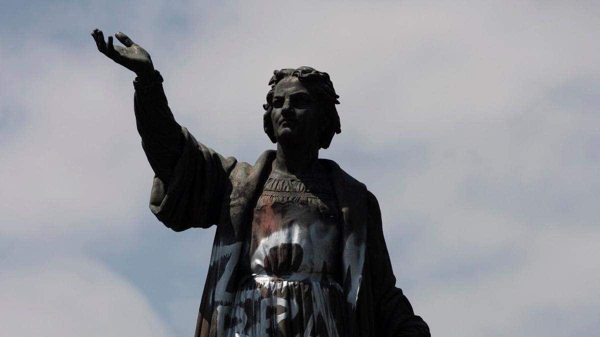 Foto del 28 de septiembre de 2020 que muestra la estatua de Cristóbal Colón en el Paseo de la Reforma en la Ciudad de México. La alcaldesa Claudia Sheinbaum anunció el 5 de septiembre de 2021 que la estatua será reemplazada por un obra homenaje a la mujer indígena.