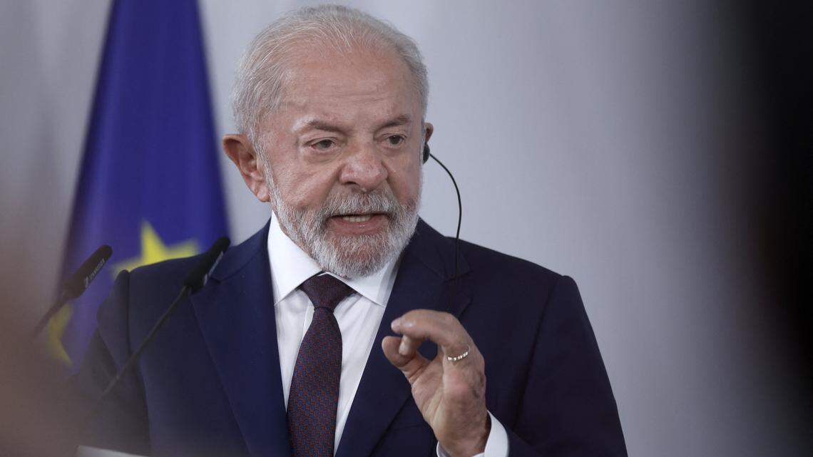 El presidente de Brasil, Luiz Inácio Lula da Silva, habla durante una conferencia de prensa conjunta con el presidente del Gobierno de España en el Palacio de Pedralbes, en Barcelona, el 17 de abril de 2026.