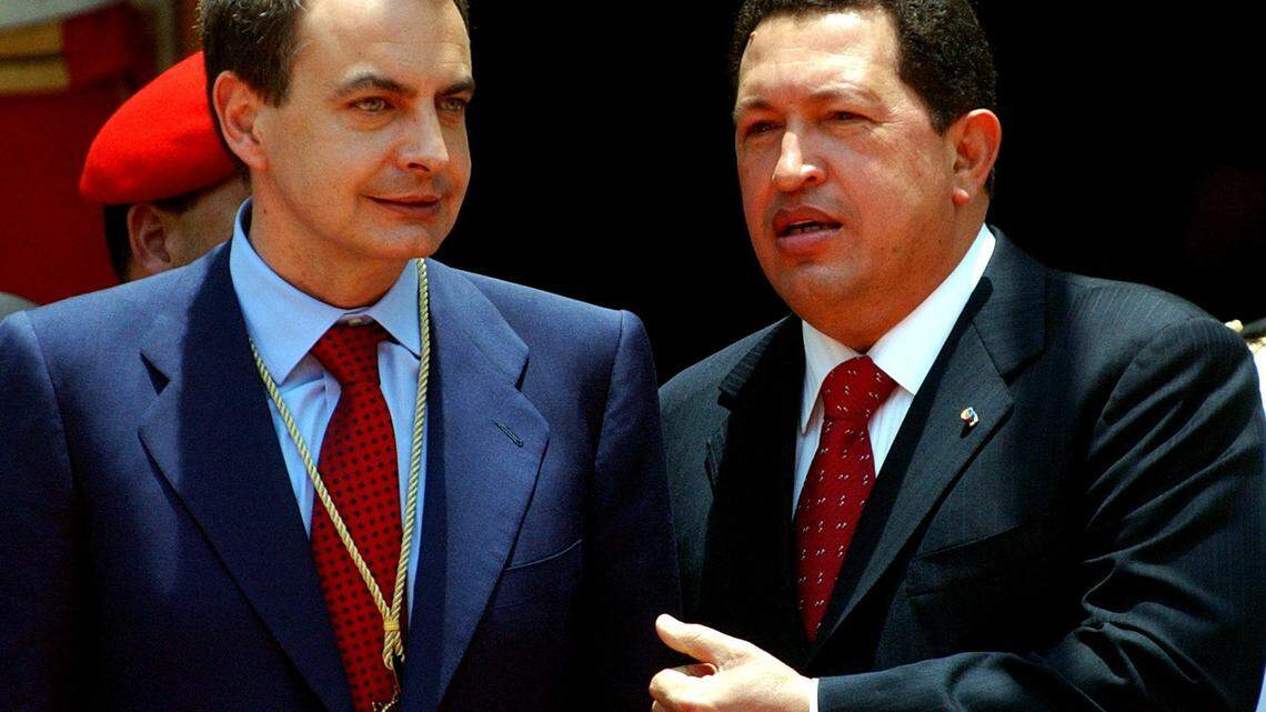 El entonces presidente venezolano, Hugo Chávez (der) conversa con su homólogo español, José Luis Rodríguez Zapatero (izq), el 30 de marzo del 2005 en Caracas.