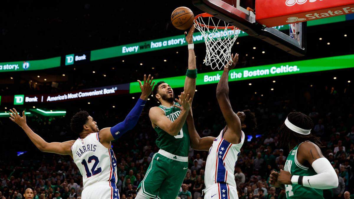 Jayson Tatum (centro) anotó 51 puntos —la mayor cantidad en un séptimo partido en la historia de la NBA— y los Celtics de Boston vencieron el domingo 112-88 a los 76ers de Filadelfia para avanzar a la final de la Conferencia Este por segundo año consecutivo.