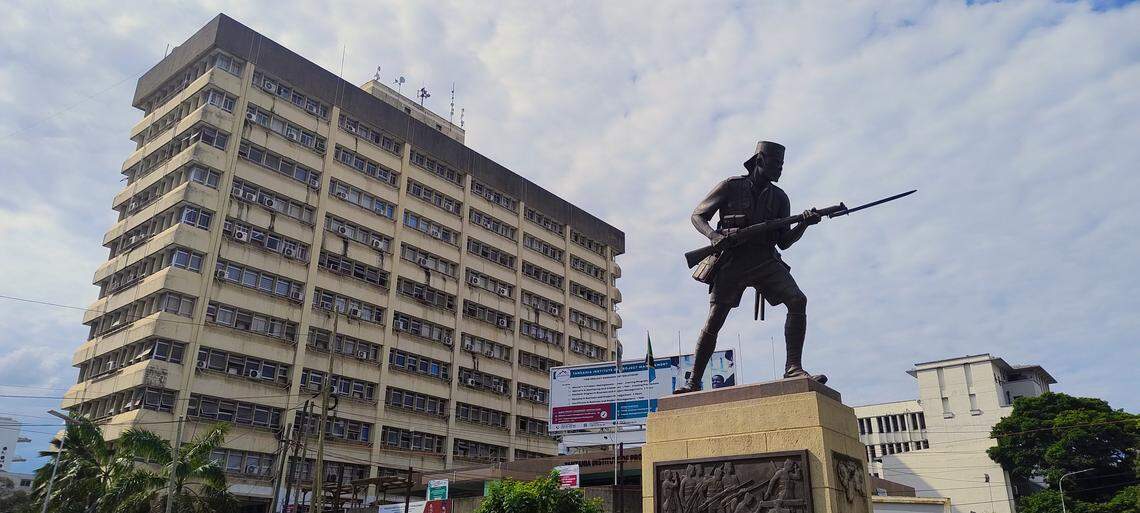 Entre los monumentos que recuerdan el pasado colonial de Tanzania se encuentra el Monumento Askari en Dar es Salaam.