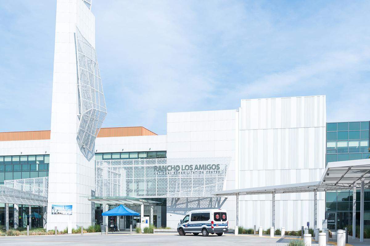 Rancho Los Amigos National Rehabilitation Center es uno de los cuatro hospitales públicos del condado de Los Angeles, y el único dedicado a la rehabilitación. La mayoría de los pacientes del centro son latinos, y pacientes de bajos ingresos.